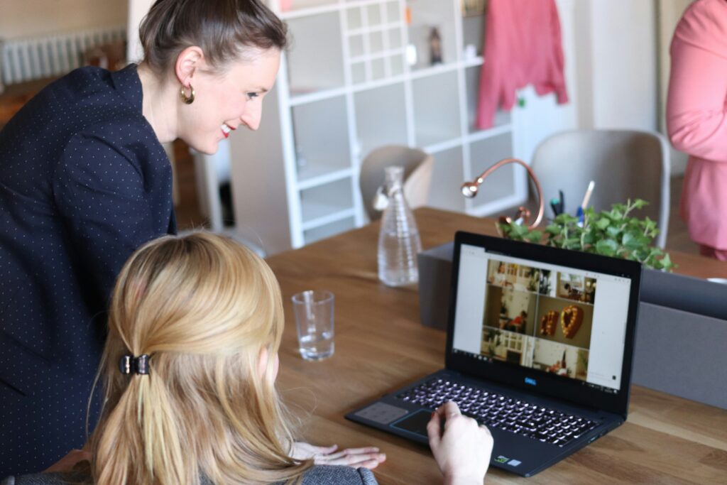 Zwei Frauen die Kolleginnen sind besprechen gemeinsam eine Aktion am Laptop.
