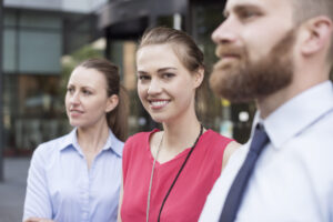 3 junge Menschen im Businesslook